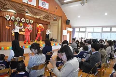 入園式の舞台と新入園児の家族