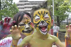 夏のお楽しみ保育でボディペイントを楽しむ園児