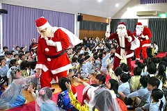 クリスマス会でサンタクロースと触れ合う園児たち