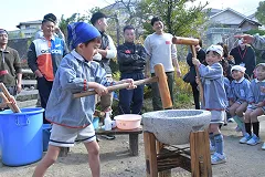 もちつきをする園児