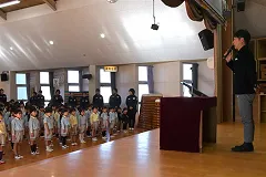 始業式で先生の話を聞く園児たち