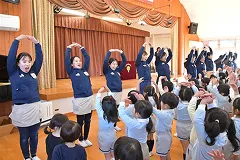 先生の動きに合わせて体を動かす園児たち