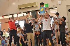土曜参観で子供を抱き上げる保護者
