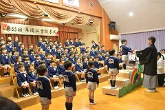 卒園式で卒園証書を受け取る園児