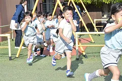 避難訓練で園庭へ避難する園児たち