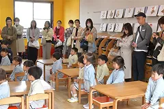 学年別保育参観で園児を見守る保護者たち