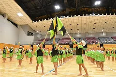運動会で旗を使った演技をする園児たち