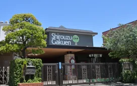 鍵盤ハーモニカを演奏する園児たち