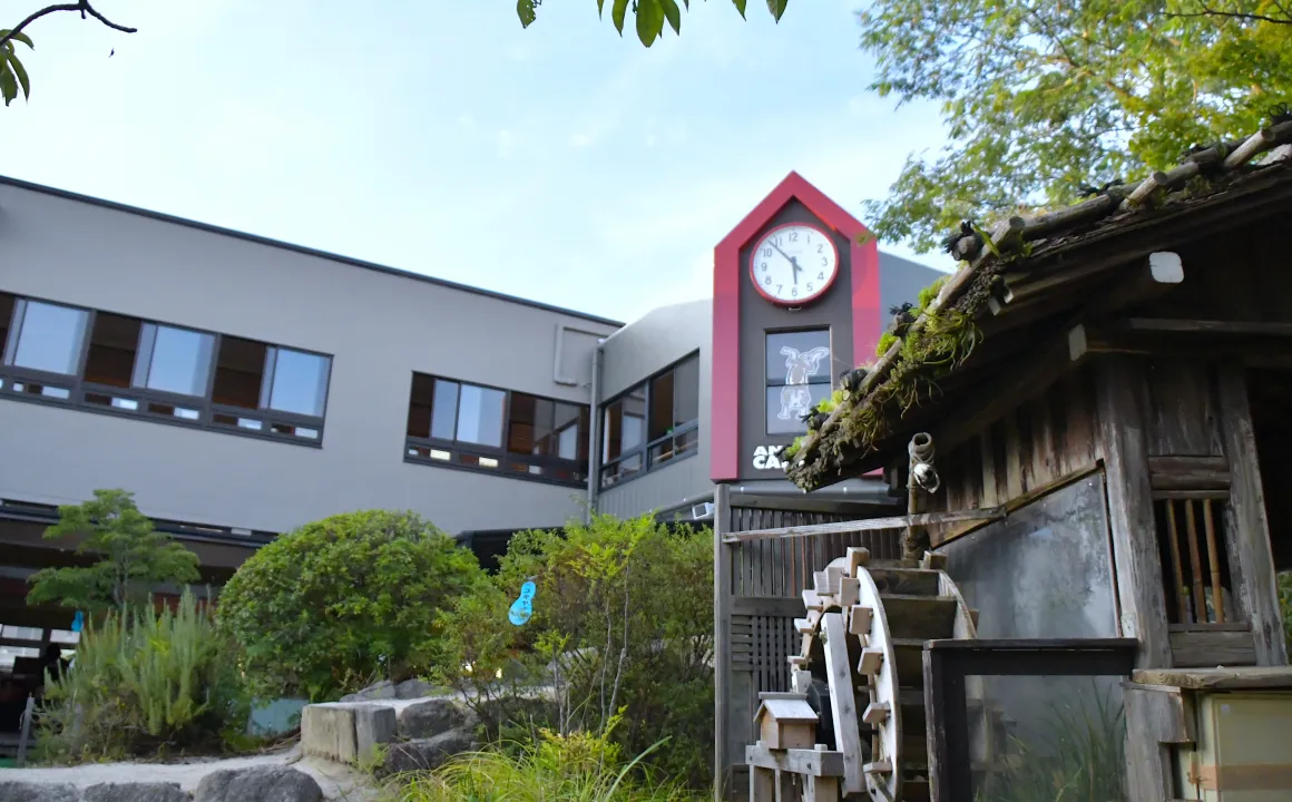 鍵盤ハーモニカを演奏するくすの木幼稚園の園児たち