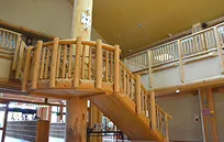 教室で学ぶ森の木幼稚園の園児たち