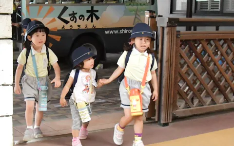 登園後に園庭で遊ぶ園児たち