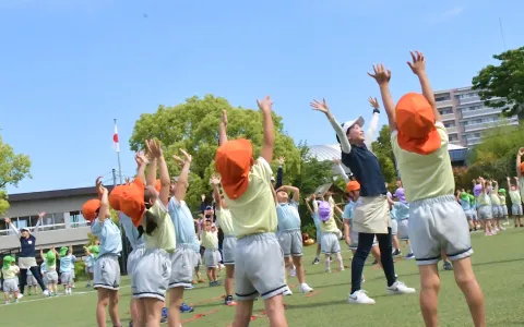 園庭でキッズタイムを楽しむ園児たち