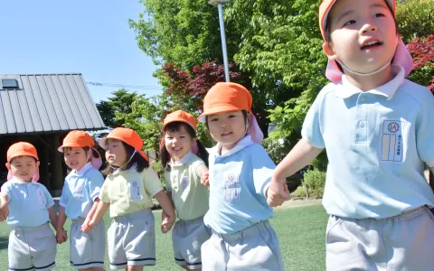 戸外で自由遊びを楽しむ園児