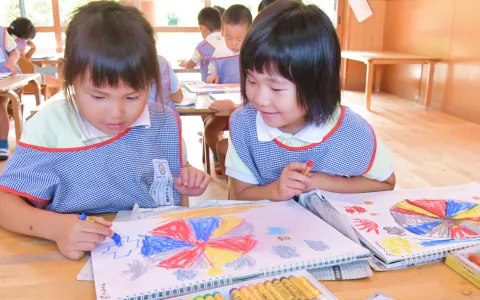 先生と製作を楽しむ園児