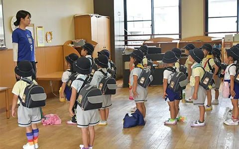 帰りの会で先生の話を聞く園児たち