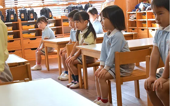 姿勢よく椅子に座る園児たち