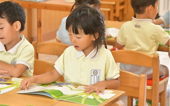 絵本を音読する園児