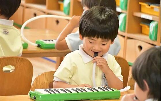 鍵盤ハーモニカを演奏する園児