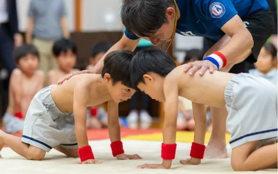 レスリングに取り組む園児たち