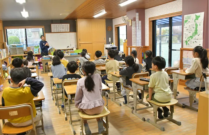 教室で先生の話を聞くくすの木学童塾の子供たち