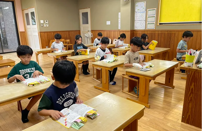 教室で辞書を引いて学習する森の木学童クラブの子供たち
