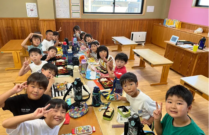 教室でお弁当を囲む森の木学童クラブの子供たち