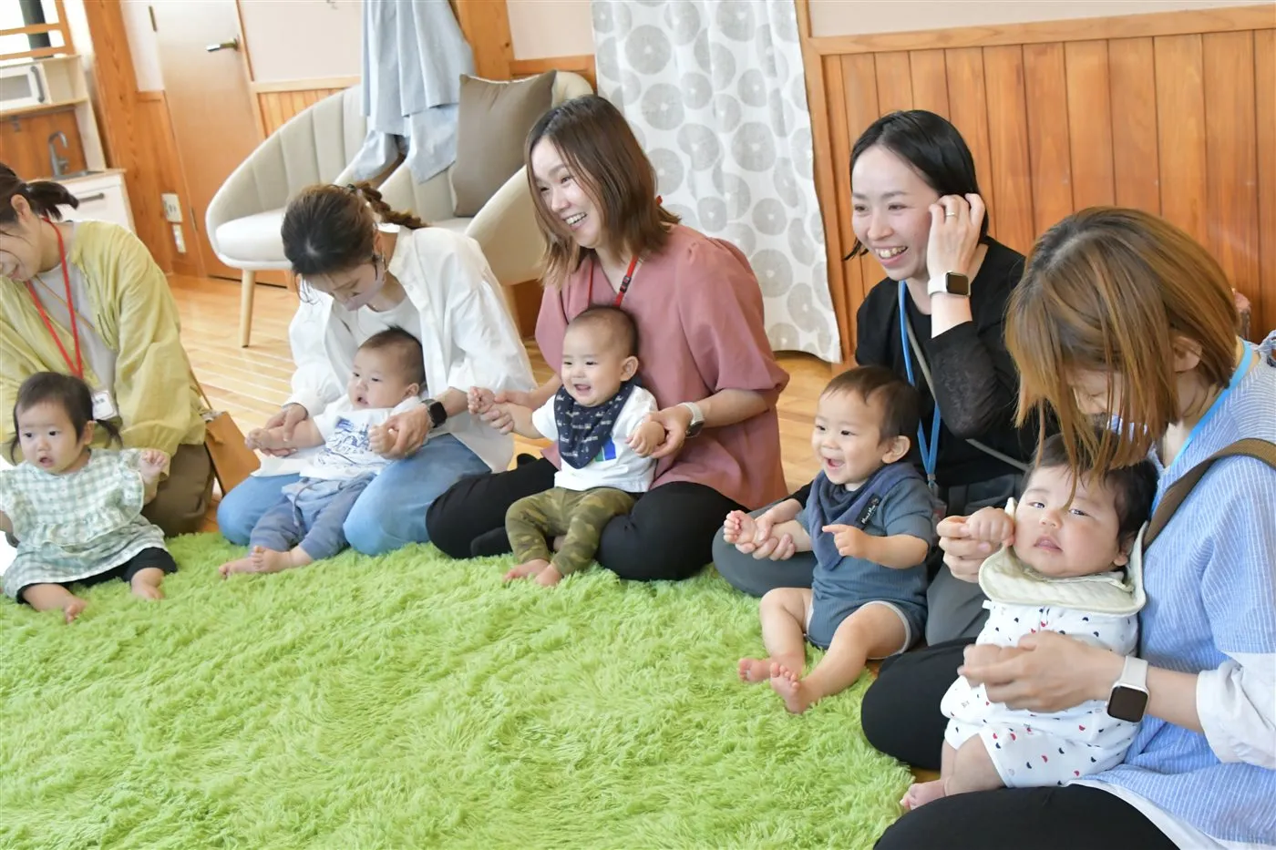 パピーカフェで交流する保護者と子供たち