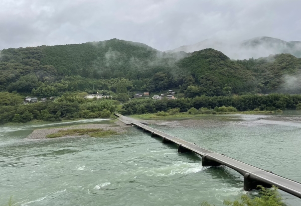 雨もまた良し四万十川