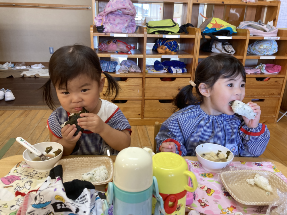 おにぎり給食＆ご機嫌な赤ちゃん達（小嶺）