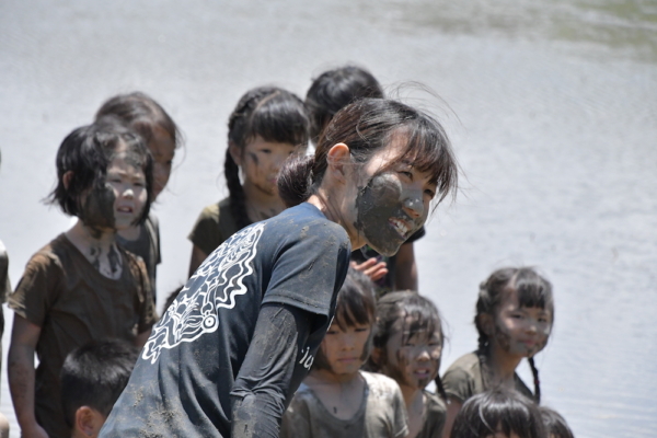 田植えと泥遊び