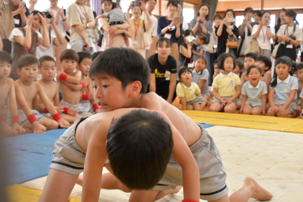 レスリング大会を通じて
