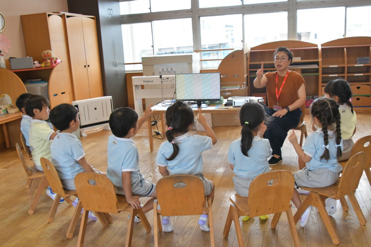 英語教室で学ぶ園児たち