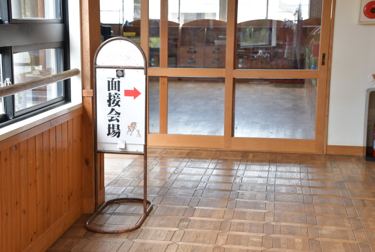 園庭で遊ぶ園児たち