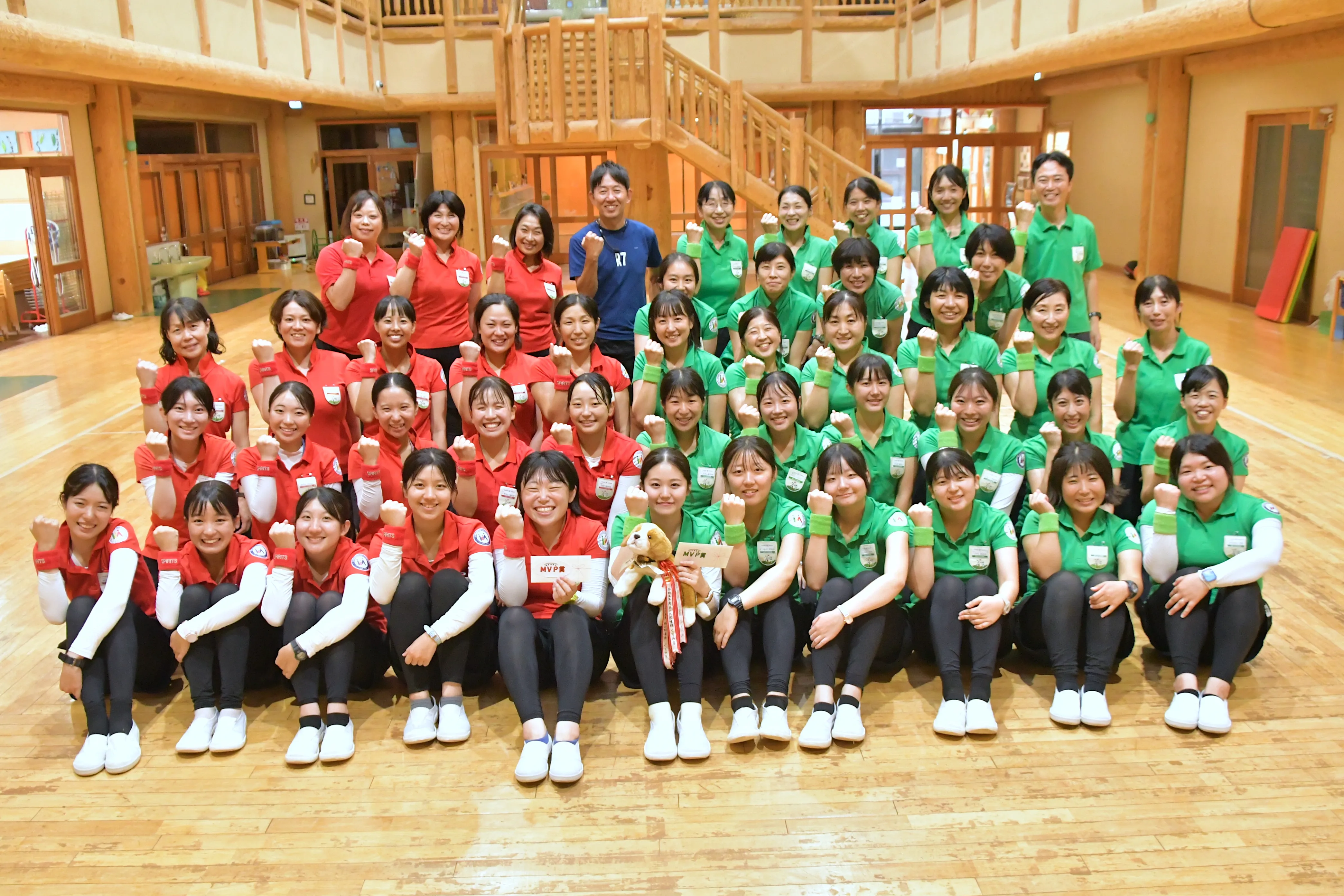 園児たちと並ぶ理事長