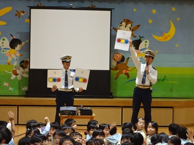 警察官の方が幼稚園に来る行事、何だか分かりますか～?（もみの木　瀧川）